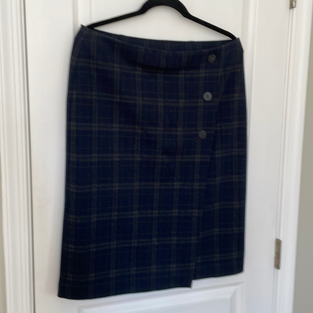 Like new J. Jill ladies faux wrap pull on skirt.
